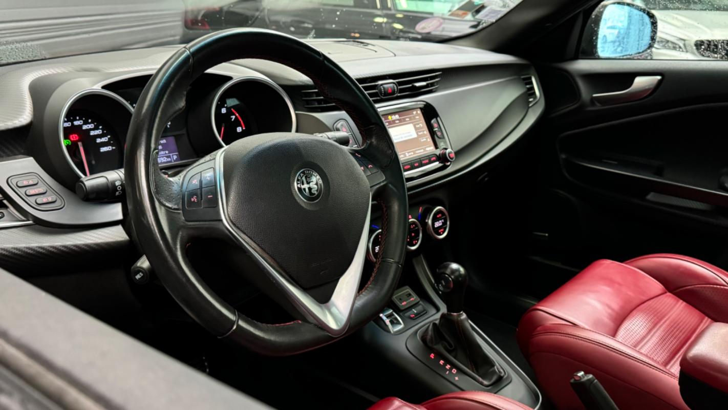 Alfa Romeo Giulietta - 1750 TBI 241 VELOCE BVA TOIT OUVRANT/BOSE/SIEGES CHAUFFANTS+ELEC