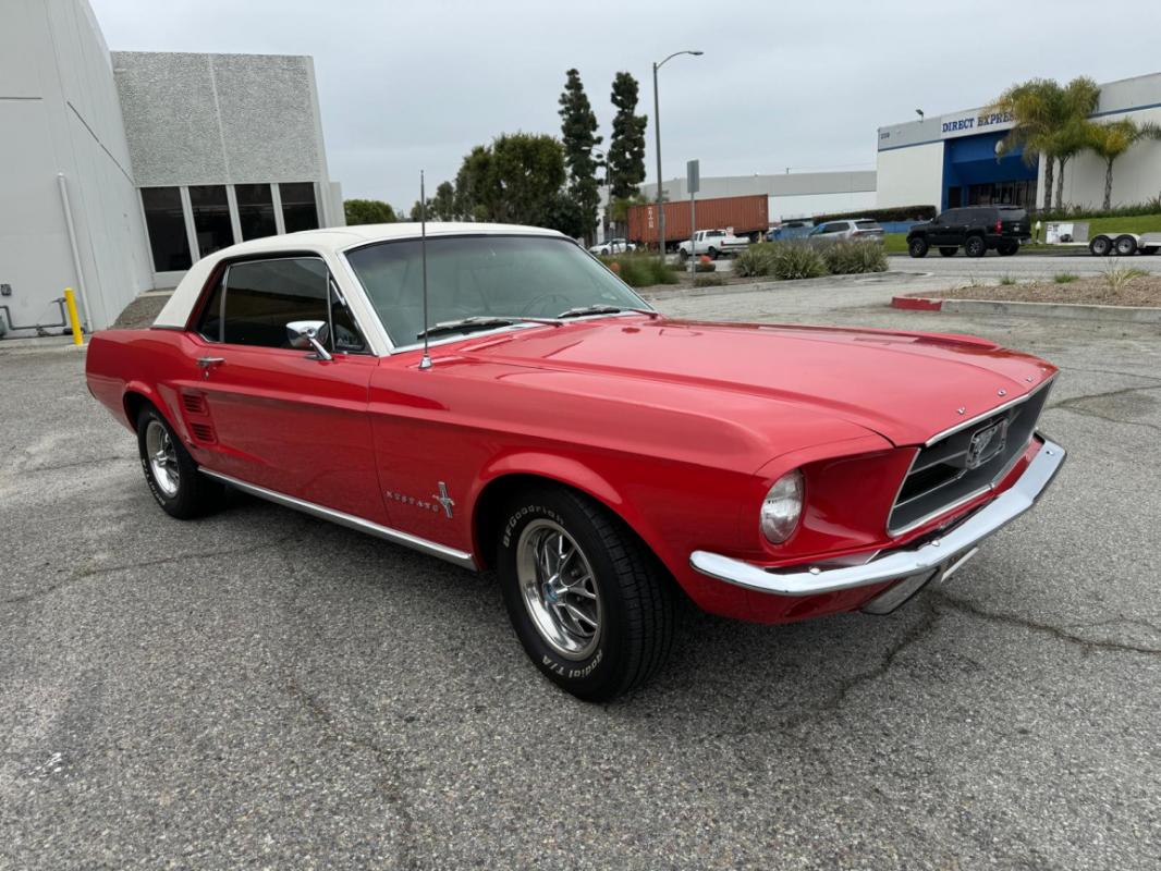 Ford Mustang - COUPE ROUGE TOIT VINYLE BLANC 289CI V8 1967